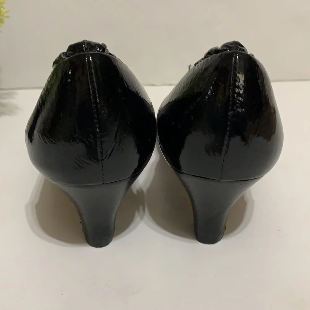 Brighton Marci Medallion Leather Low Heel Pumps 8.5 Narrow
